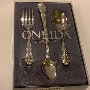 NWT ONEIDA SILVER PLATE 3 PIECE BABY SET.